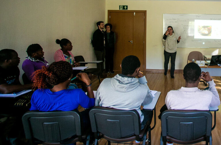 Centro de Atendimento ao Migrante  promove curso sobre hotelaria na Serra