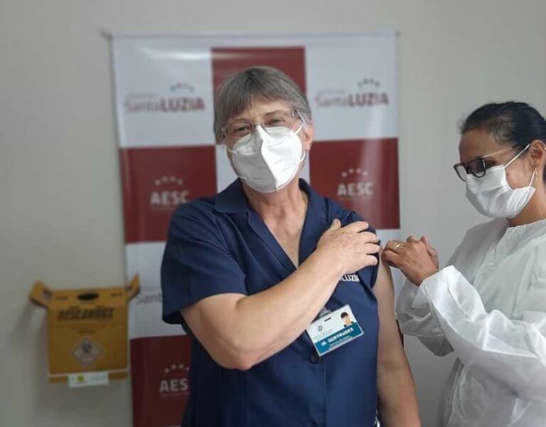 Imunização para a Covid-19 chega às equipes do Hospital Santa Luzia