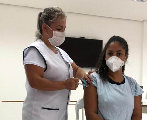 Bianca, a primeira profissional vacinada em Torres, representa os colegas do Hospital N. Sra. dos Navegantes