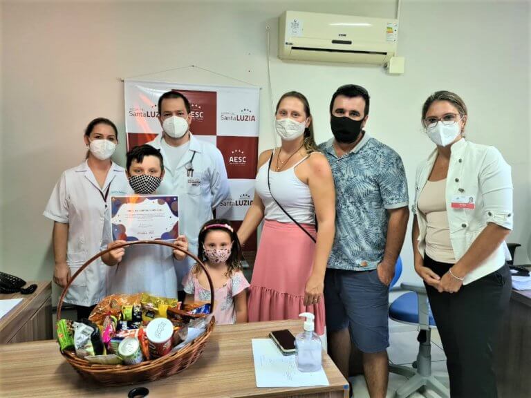 Rifa de Páscoa criada por menino de 9 anos beneficia Hospital Santa Luzia