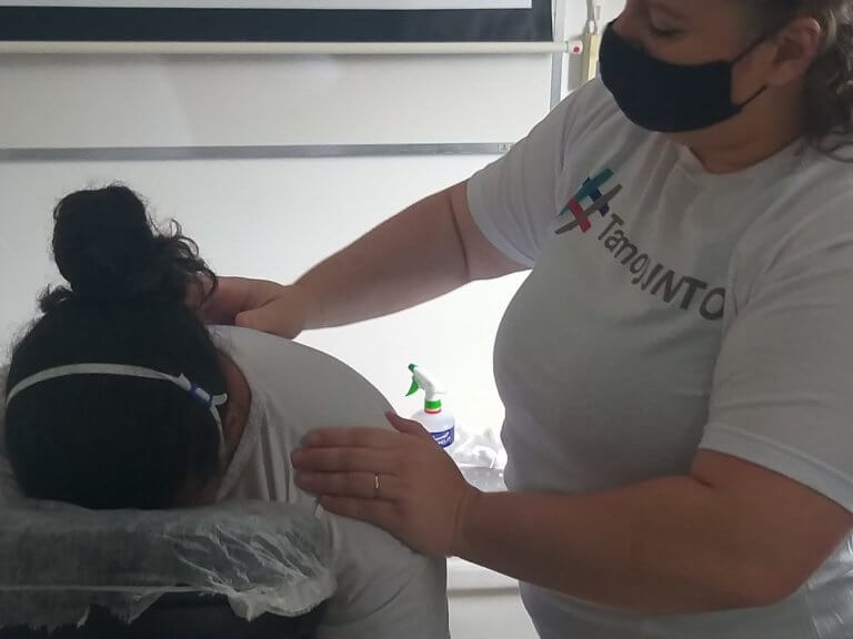 Sessões de quick massage abrem atividades do #TamoJunto em unidades de saúde