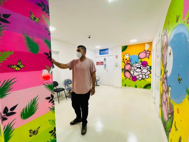 Hospital Santa Ana ganha novo graffiti em comemoração aos três anos da instituição