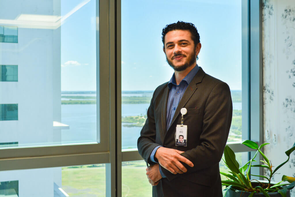 Diretor executivo de Saúde Complementar posando em frente à janela