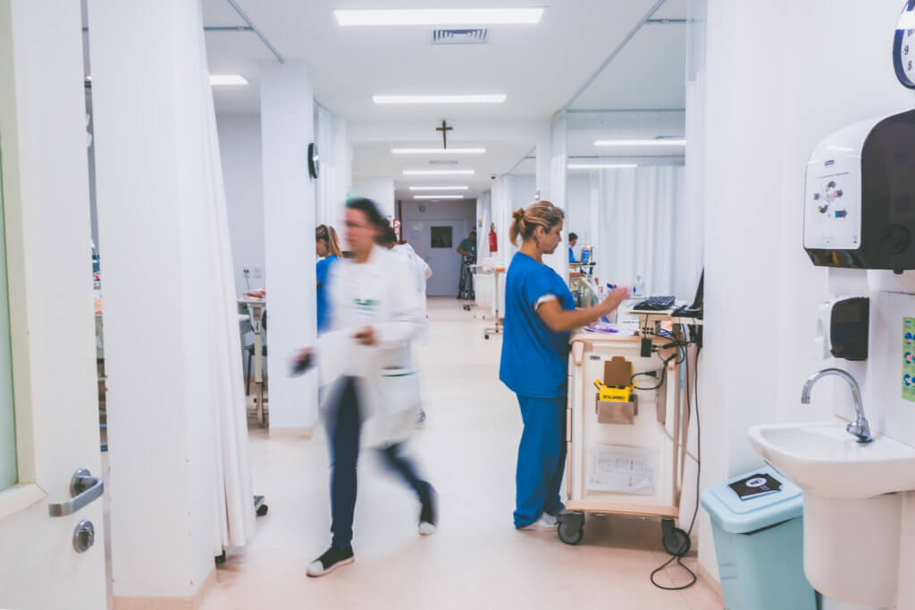 Médica e enfermeira em sala de UTI.