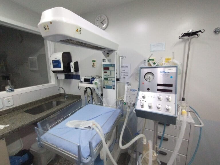 Hospital Santa Luzia qualifica atendimento de recém-nascidos com novo aparelho