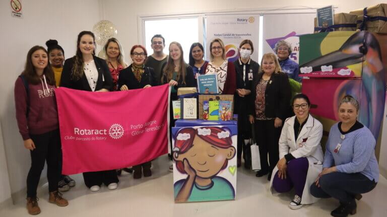 Parceria Hospital Santa Ana e Rotary estimula a leitura com ‘geloteca’ e ‘gelotequinha’ para pacientes
