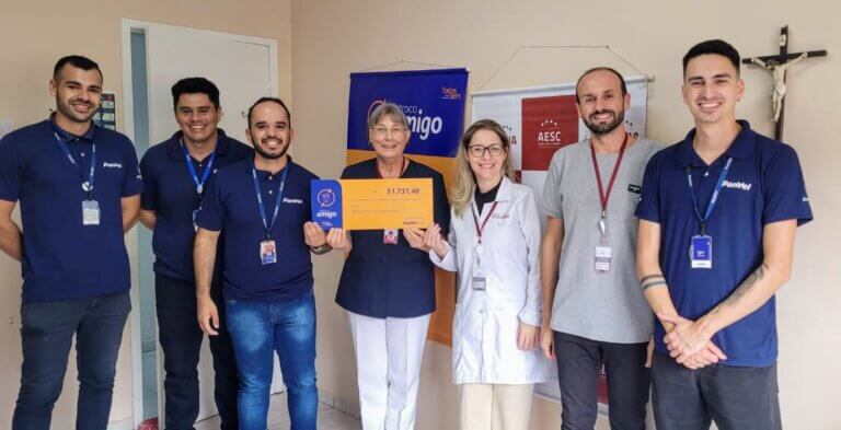 Equipe do Hospital Santa Luzia recebe valor arrecadado no Troco Amigo Panvel