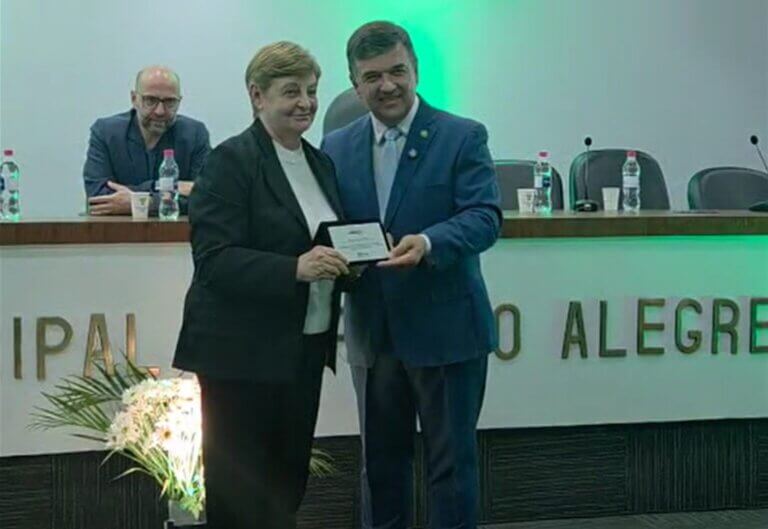 Irmã Adiles Menti recebe prêmio por sua trajetória na área da saúde