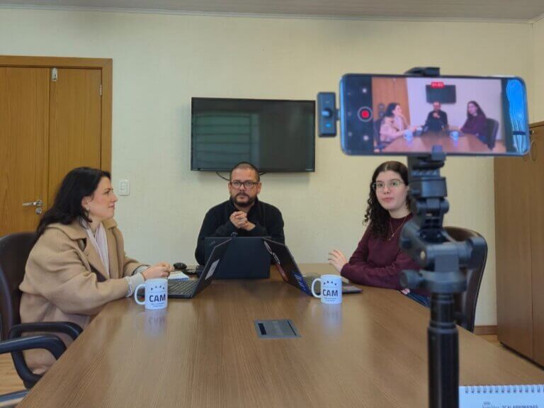 CAM lança podcast para ampliar o acesso à informação e fortalecer o acolhimento aos migrantes